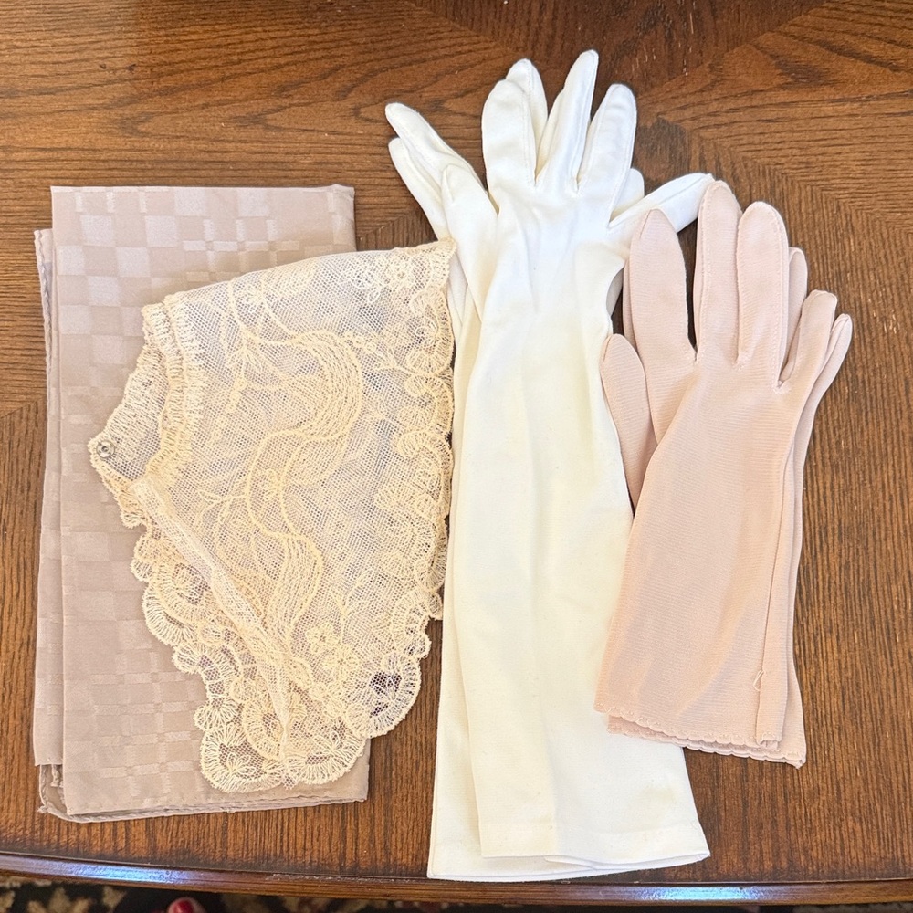Vintage Lot Elegant Long White and Beige Gloves Scarf and Lace Collar